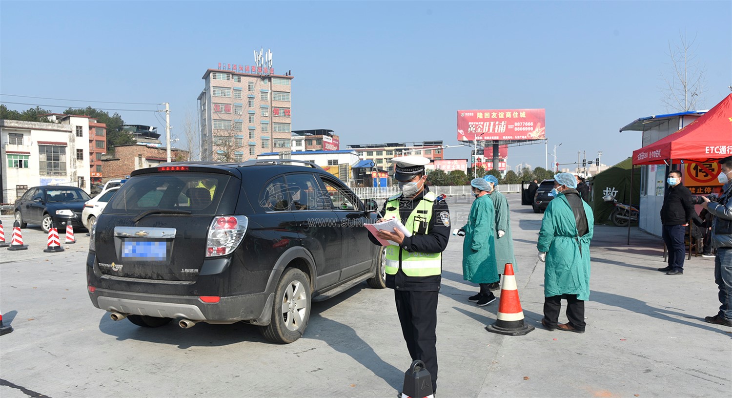 认真仔细登记每一辆车