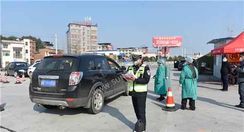 认真仔细登记每一辆车