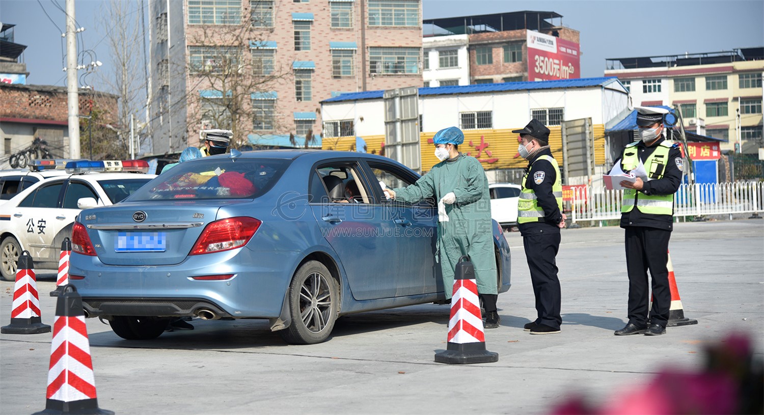 对每辆车上的乘客测量体温