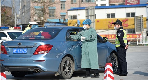 对每辆车上的乘客测量体温