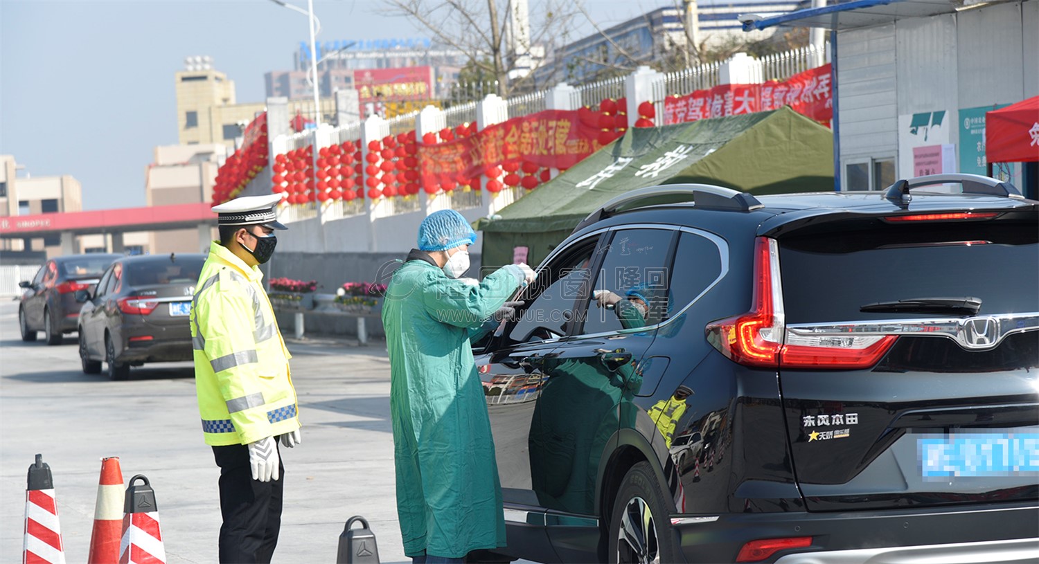 对每辆车上的乘客测量体温