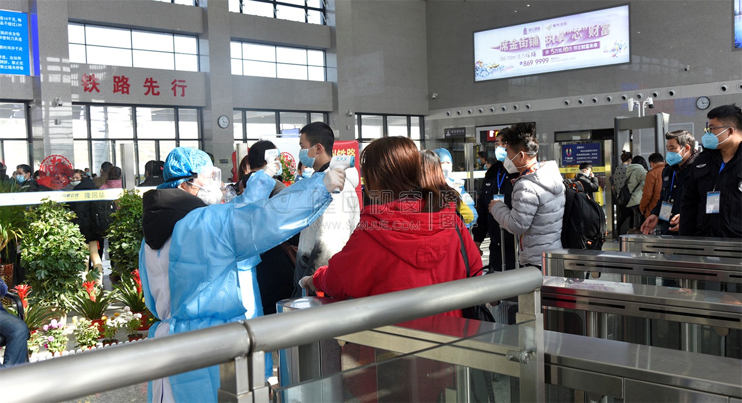 给进入候车大厅旅客测量体温