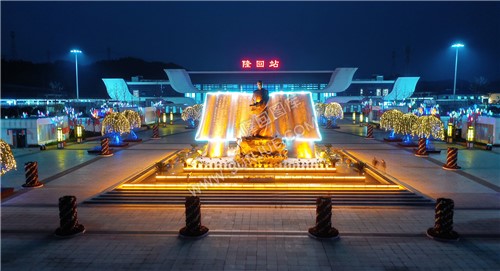 隆回高铁站夜景，春节期间