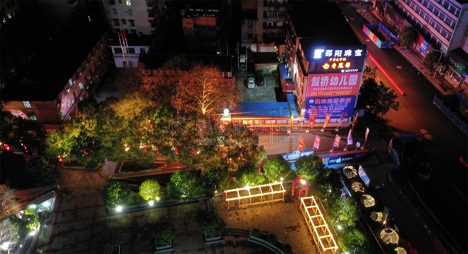 九龙广场隔壁的隆回县委