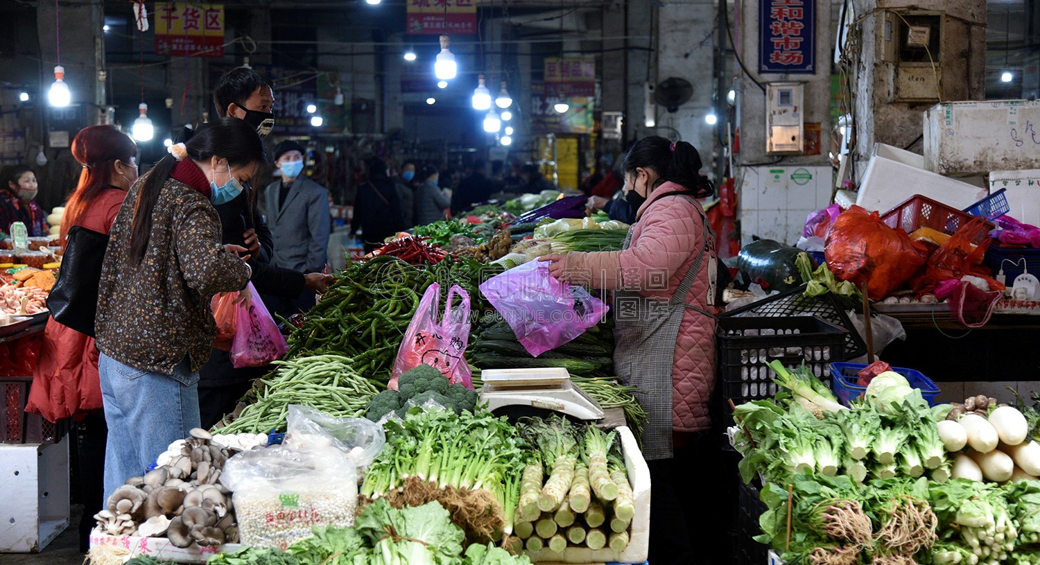 市场里的蔬菜摊
