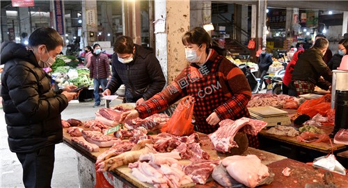 购买猪肉的市民