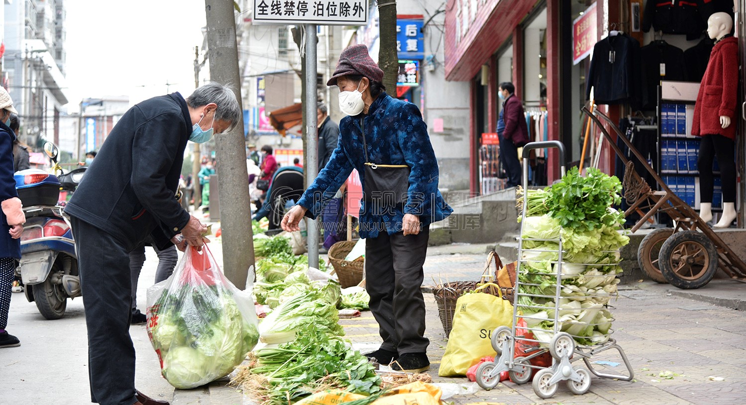 购买蔬菜的市民