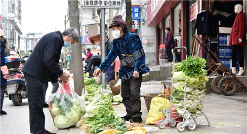 购买蔬菜的市民