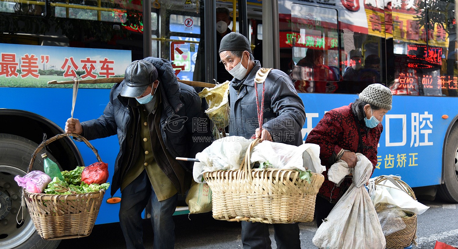 菜农清早挑着自己种的蔬菜坐公交车到城里售卖