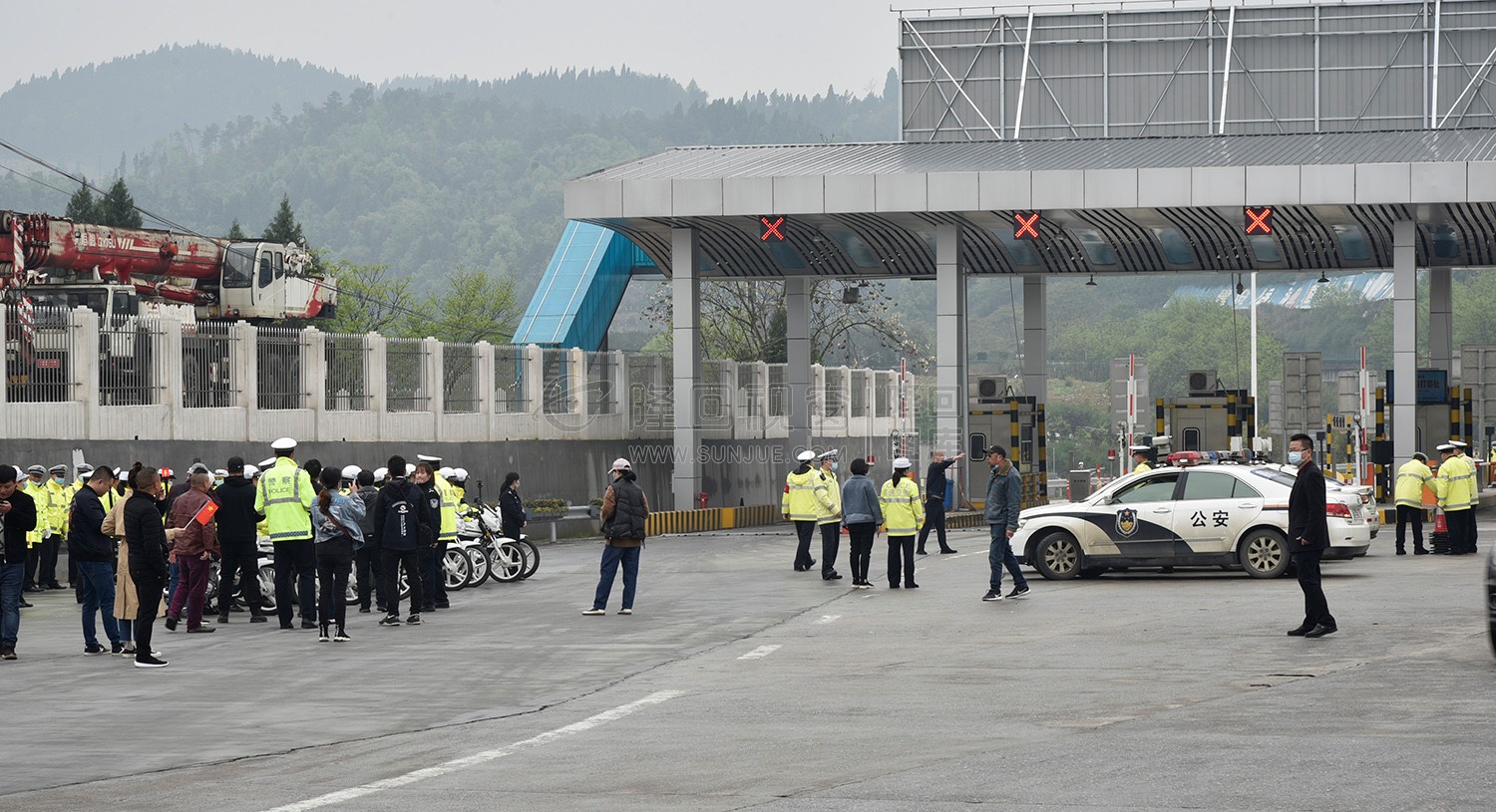 公安交警开道开路在收费站开始迎接