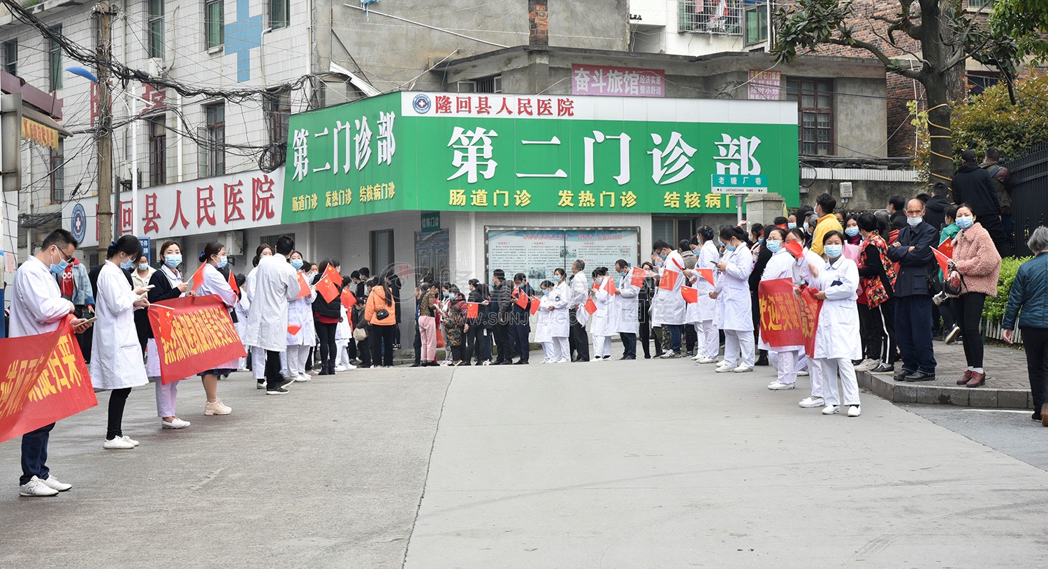夹道欢迎的隆回人民医院医生同仁们