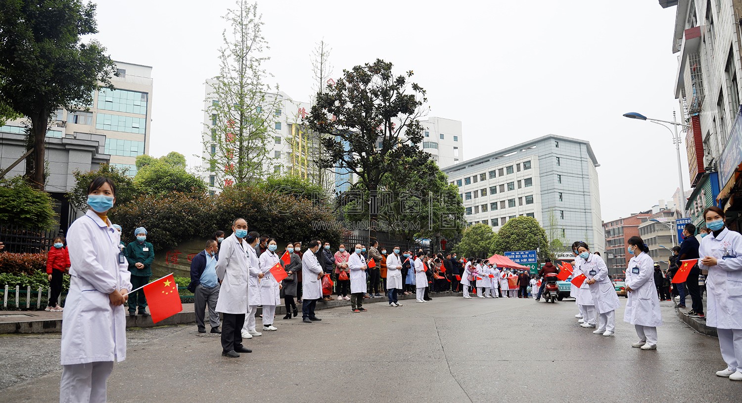 夹道欢迎的隆回人民医院医生同仁们