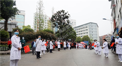 夹道欢迎的隆回人民医院医生同仁们