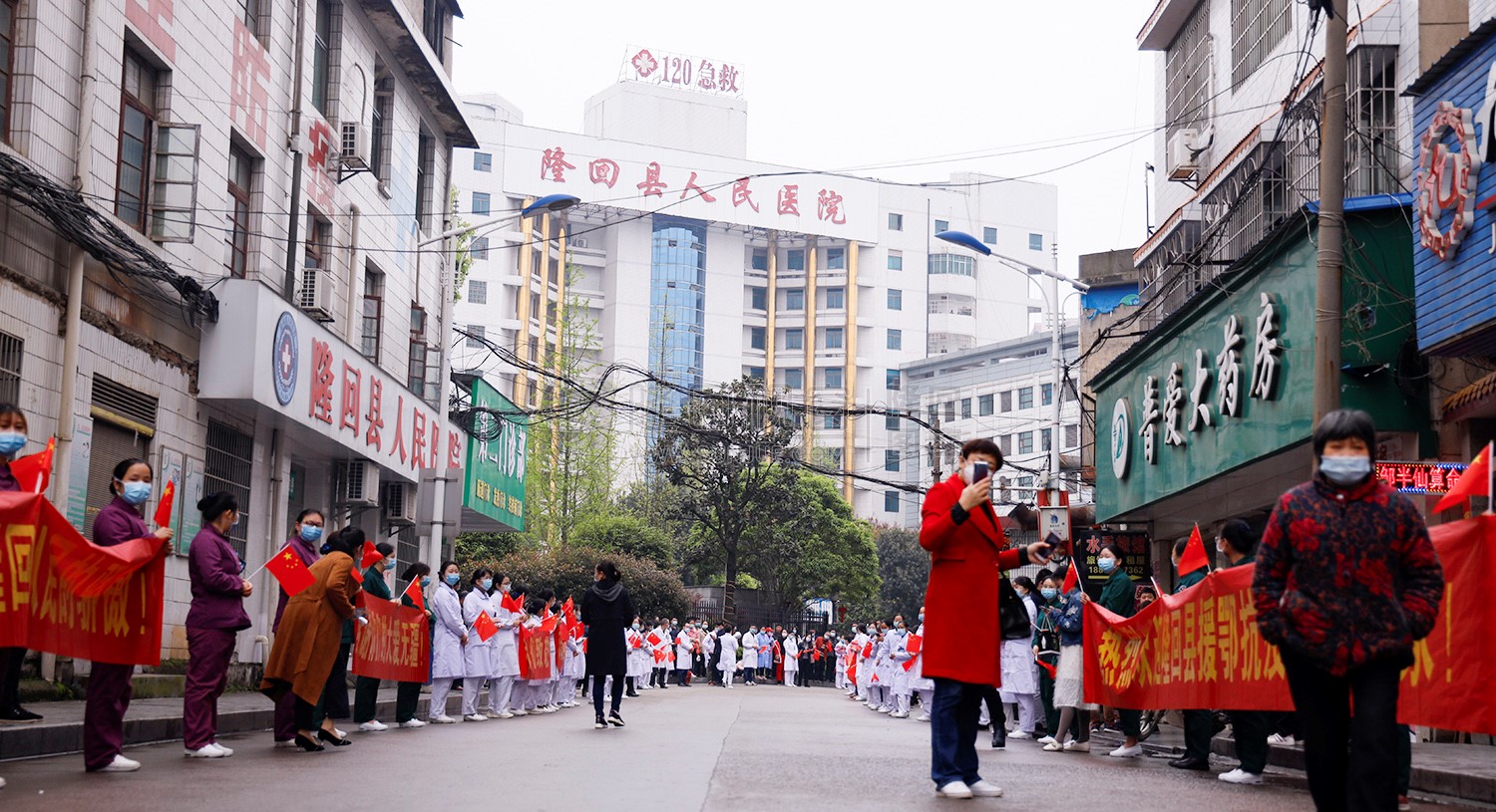 夹道欢迎的隆回人民医院医生同仁们