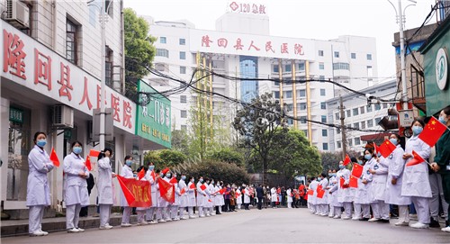 夹道欢迎的隆回人民医院医生同仁们