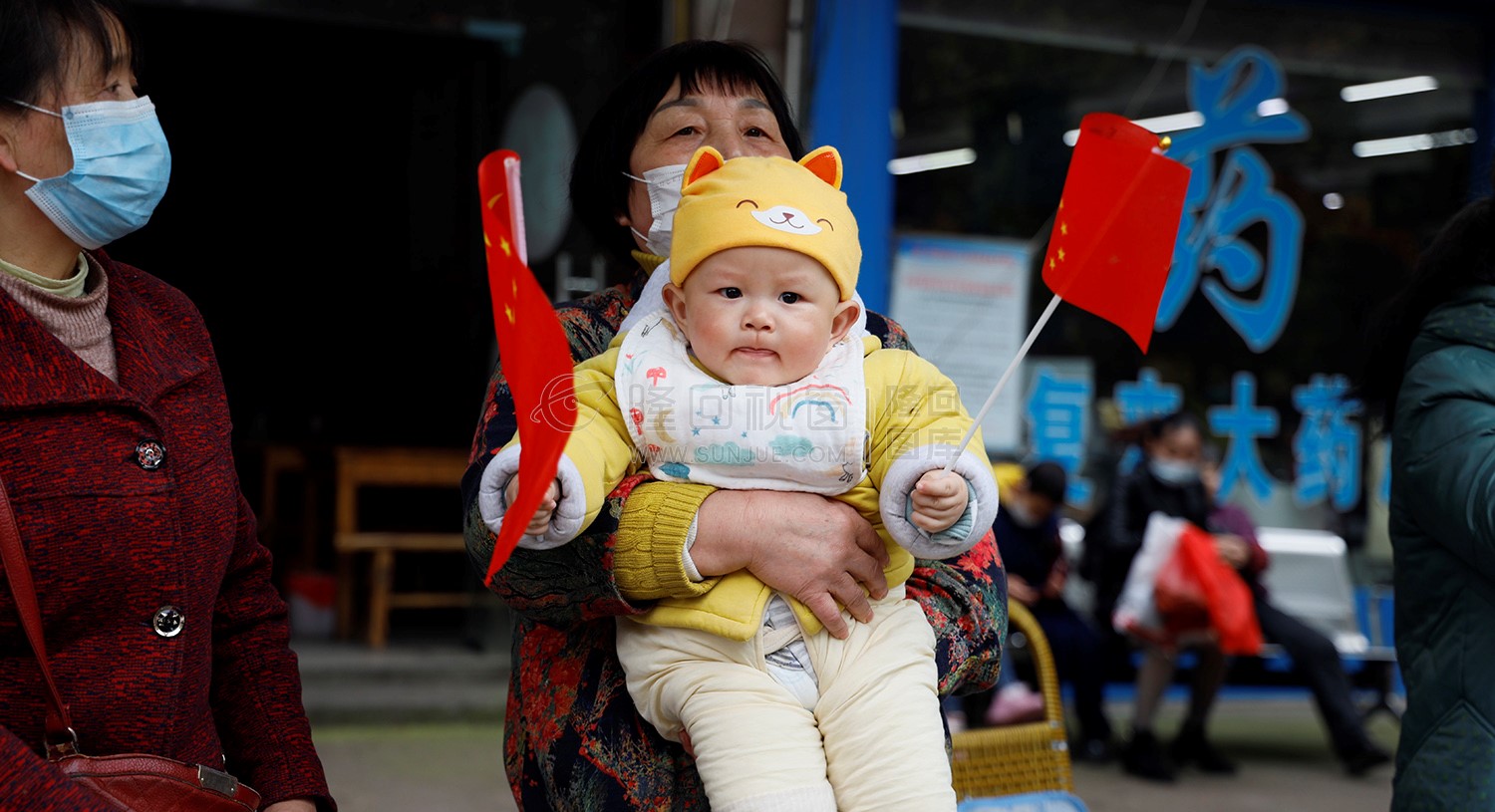 双手举着红旗欢迎的宝宝