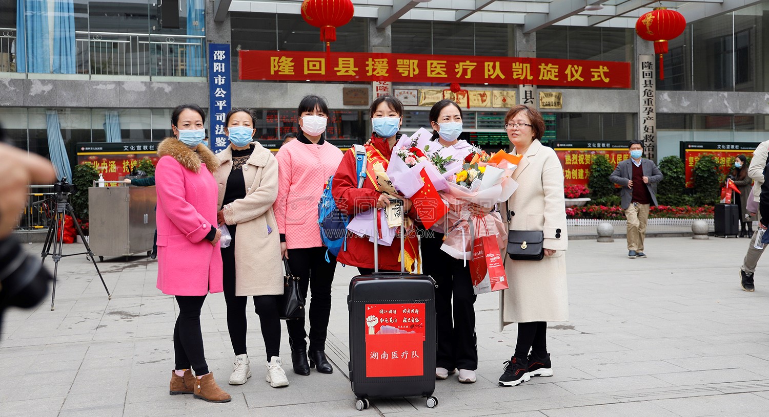 队员与亲朋好友合影