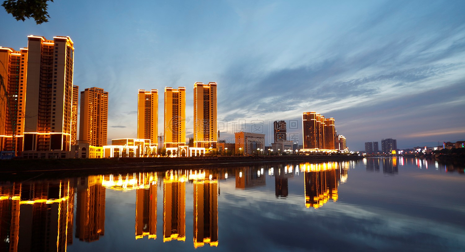 赧水河岸风光-江语城