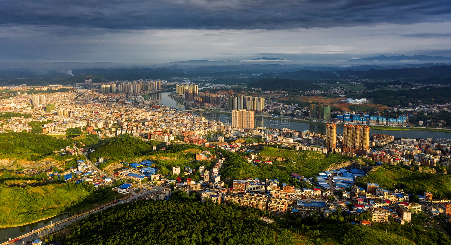 夏天的隆回县城，蓝天白云美丽极了