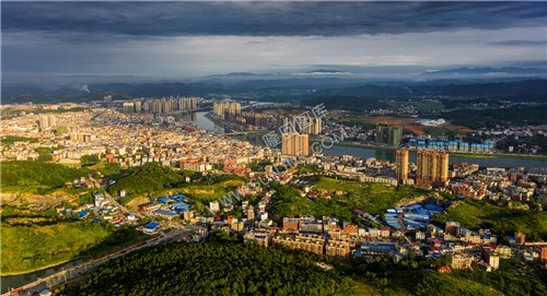 夏天的隆回县城，蓝天白云美丽极了