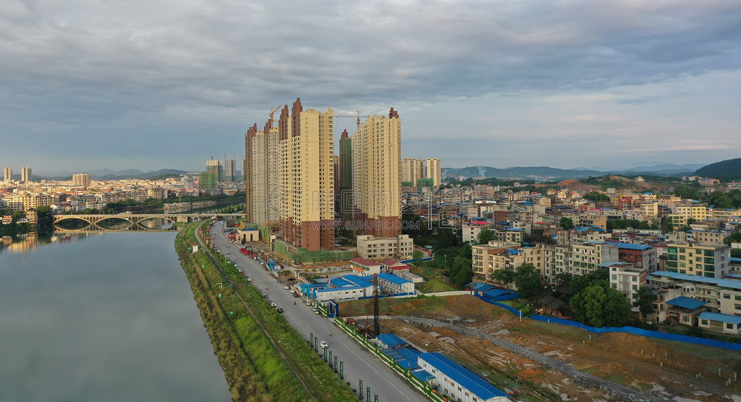 夏天的隆回县城，蓝天白云美丽极了