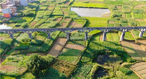 西坪渡槽，位于西坪村
