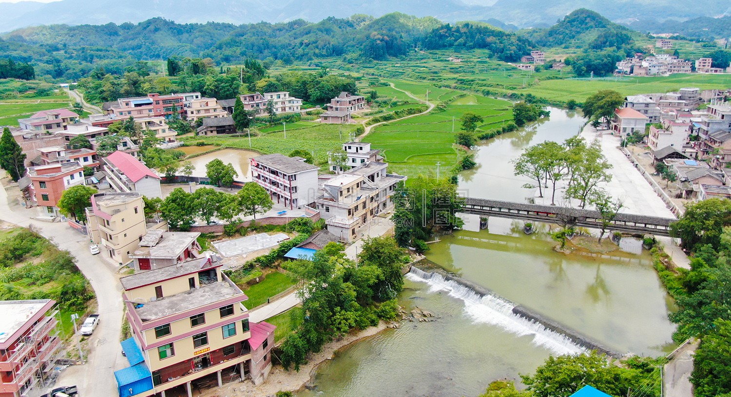 桥边上的朴塘学校