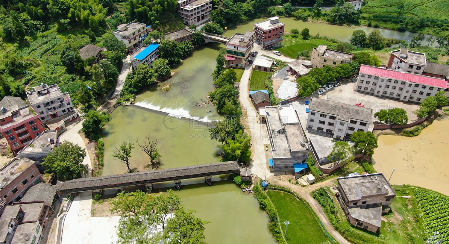 边上为朴塘学校