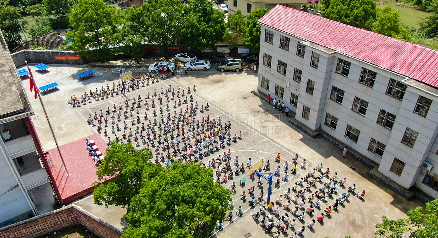 全体师生在操场听普法教育