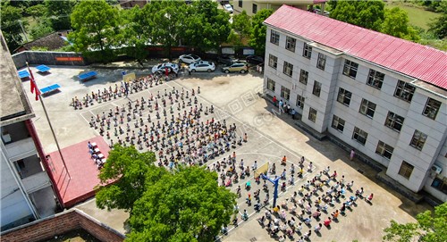 全体师生在操场听普法教育