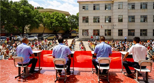 警察进校园普法