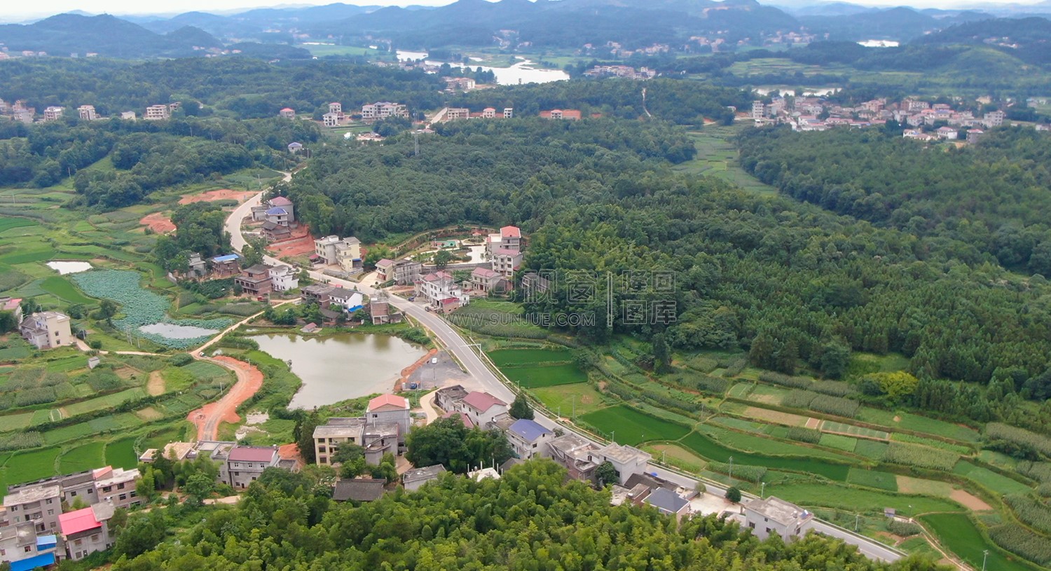 池塘边上为公交终点站