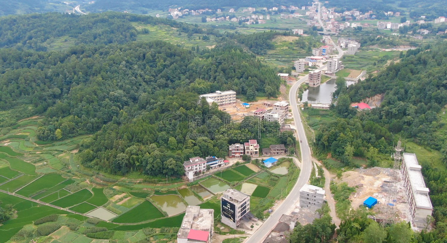 左边永芳幼儿园右边长铺小学，都还在建设