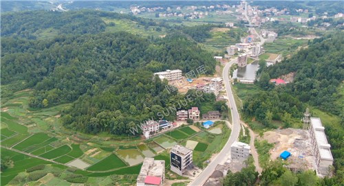 左边永芳幼儿园右边长铺小学，都还在建设