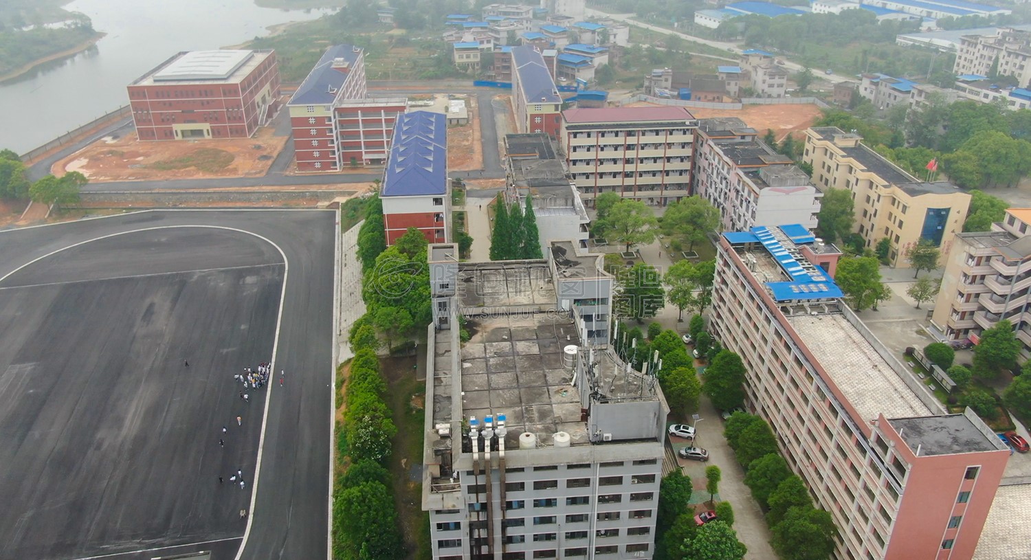 三八水库旁的操场