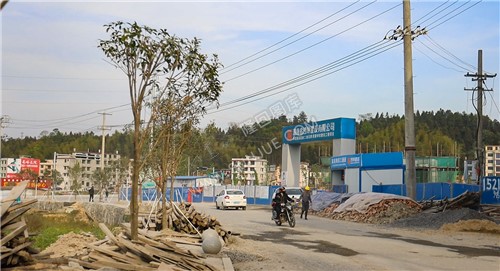往小沙江路方向马路边