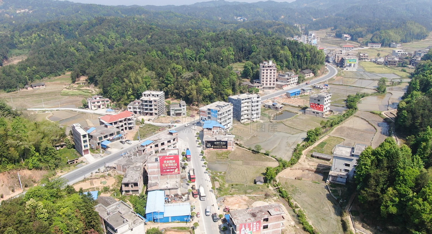 金六公路岔路口