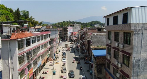 右边往高平方向去的街道