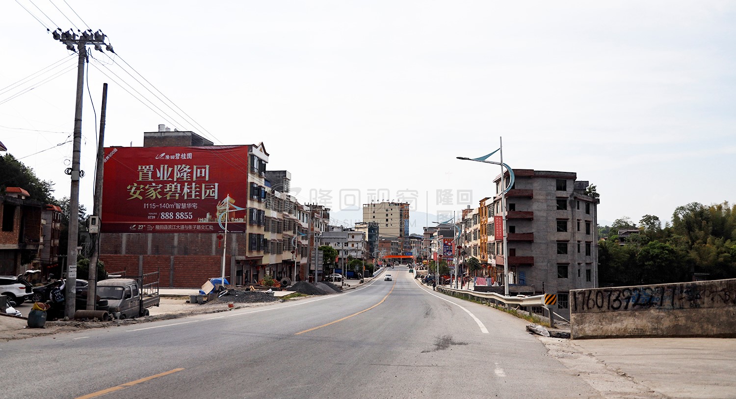 加油站边上拍摄街道