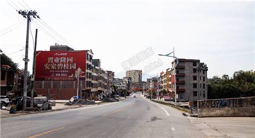 加油站边上拍摄街道