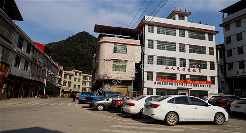 学校边上街道一角