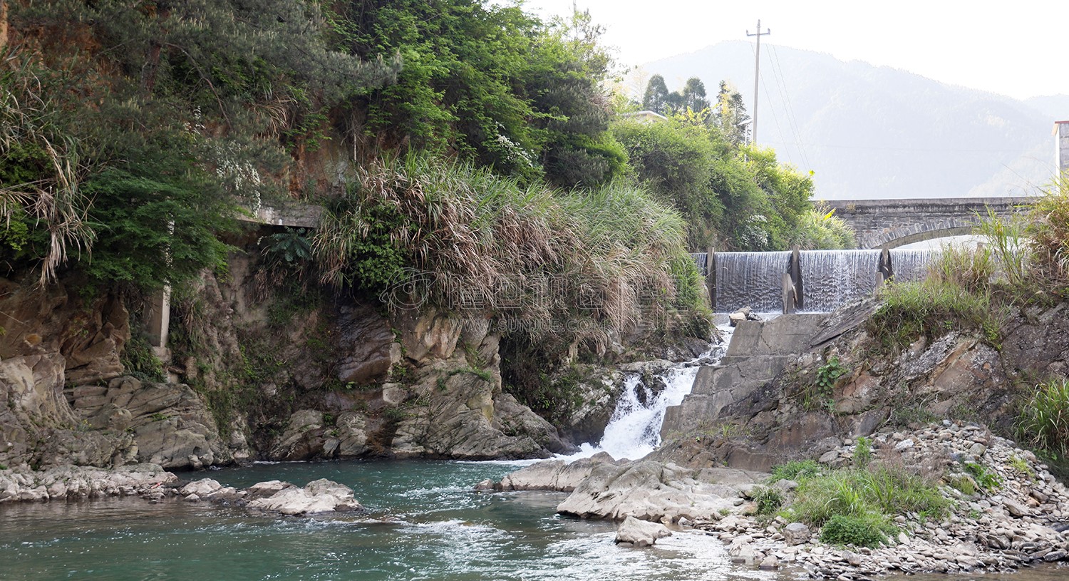 龙腾村溪流风光