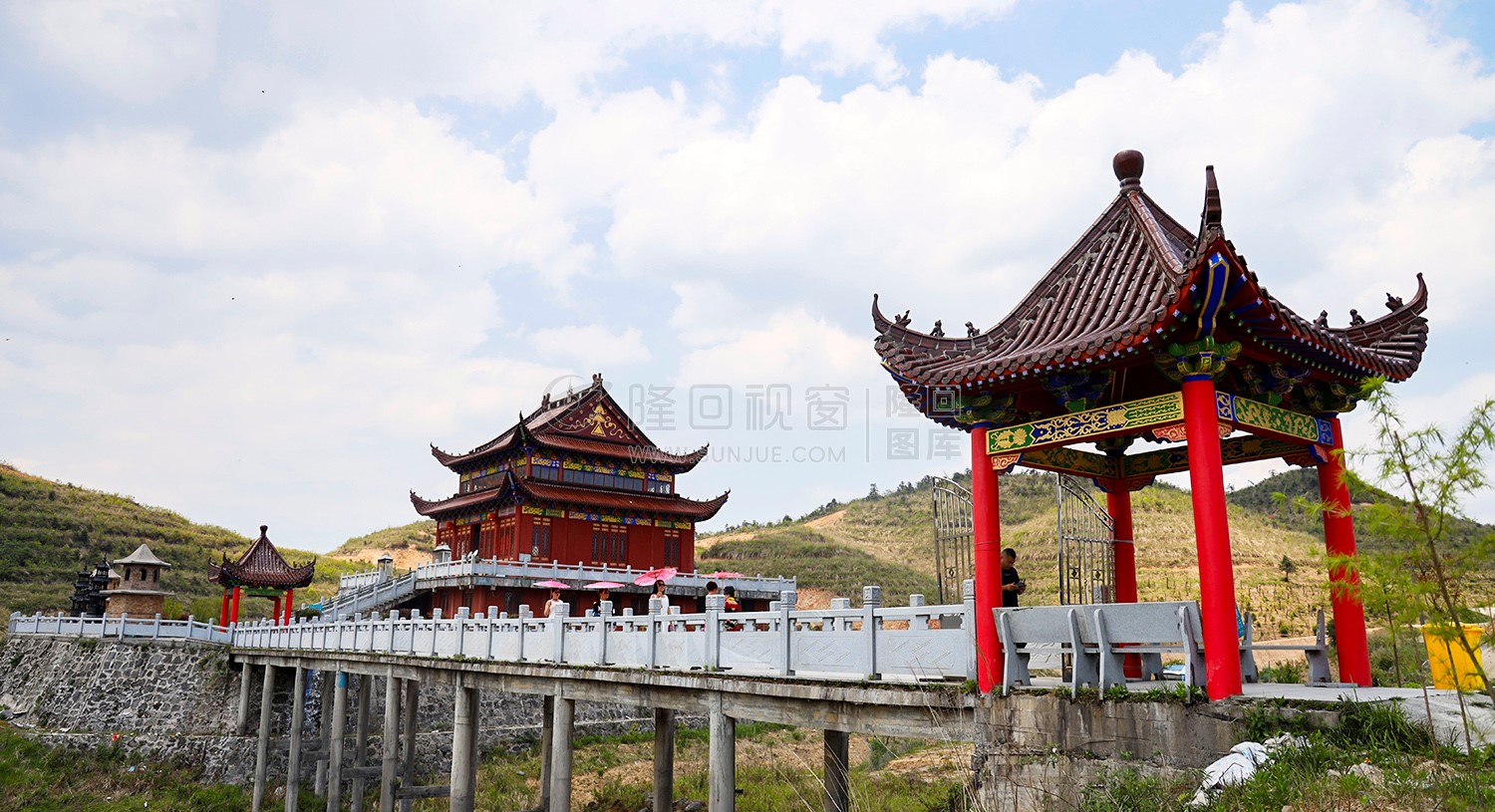 老君殿，主殿前梯，有白色浮雕，是为“九龙玄雕”