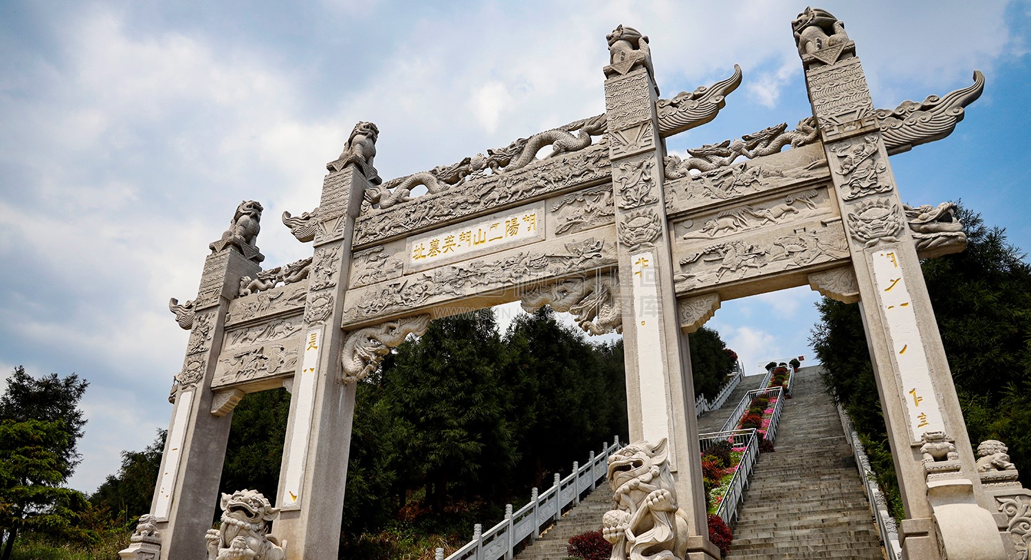 通往山顶谢大妈墓牌坊