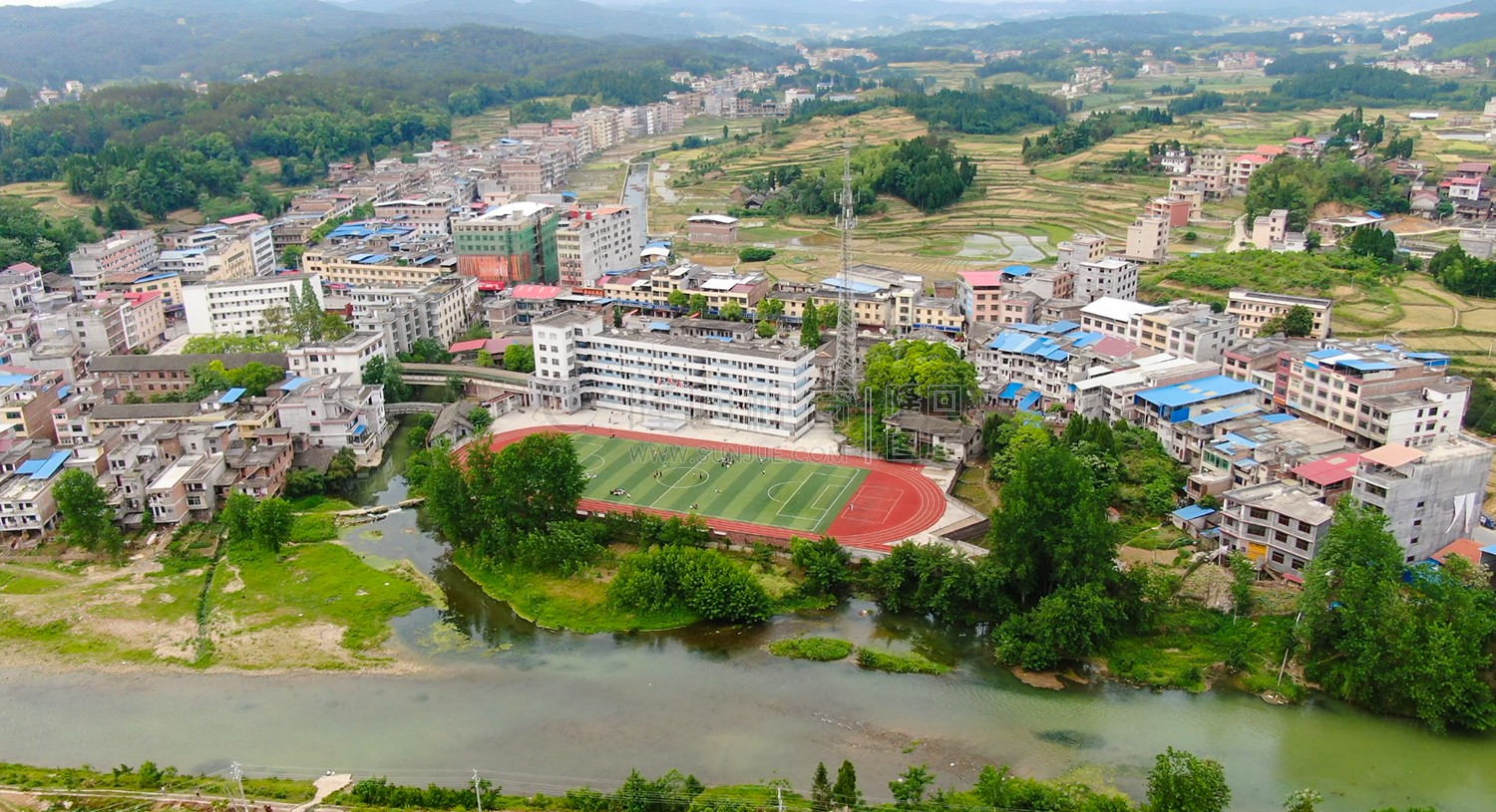 西洋江河畔上的学校