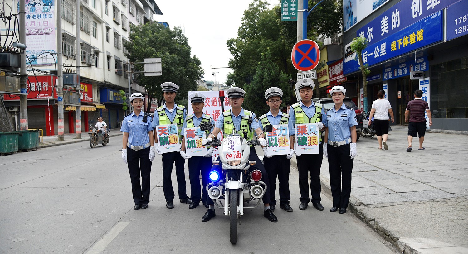 执勤的交通警察