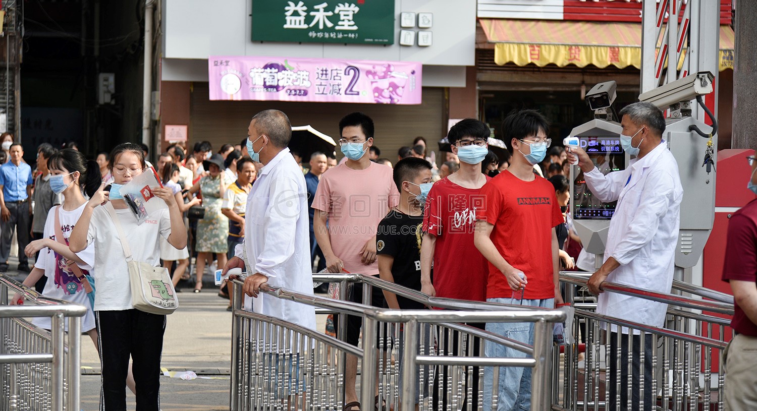 进入考场的学生