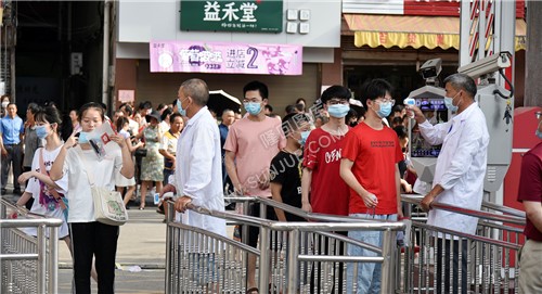 进入考场的学生