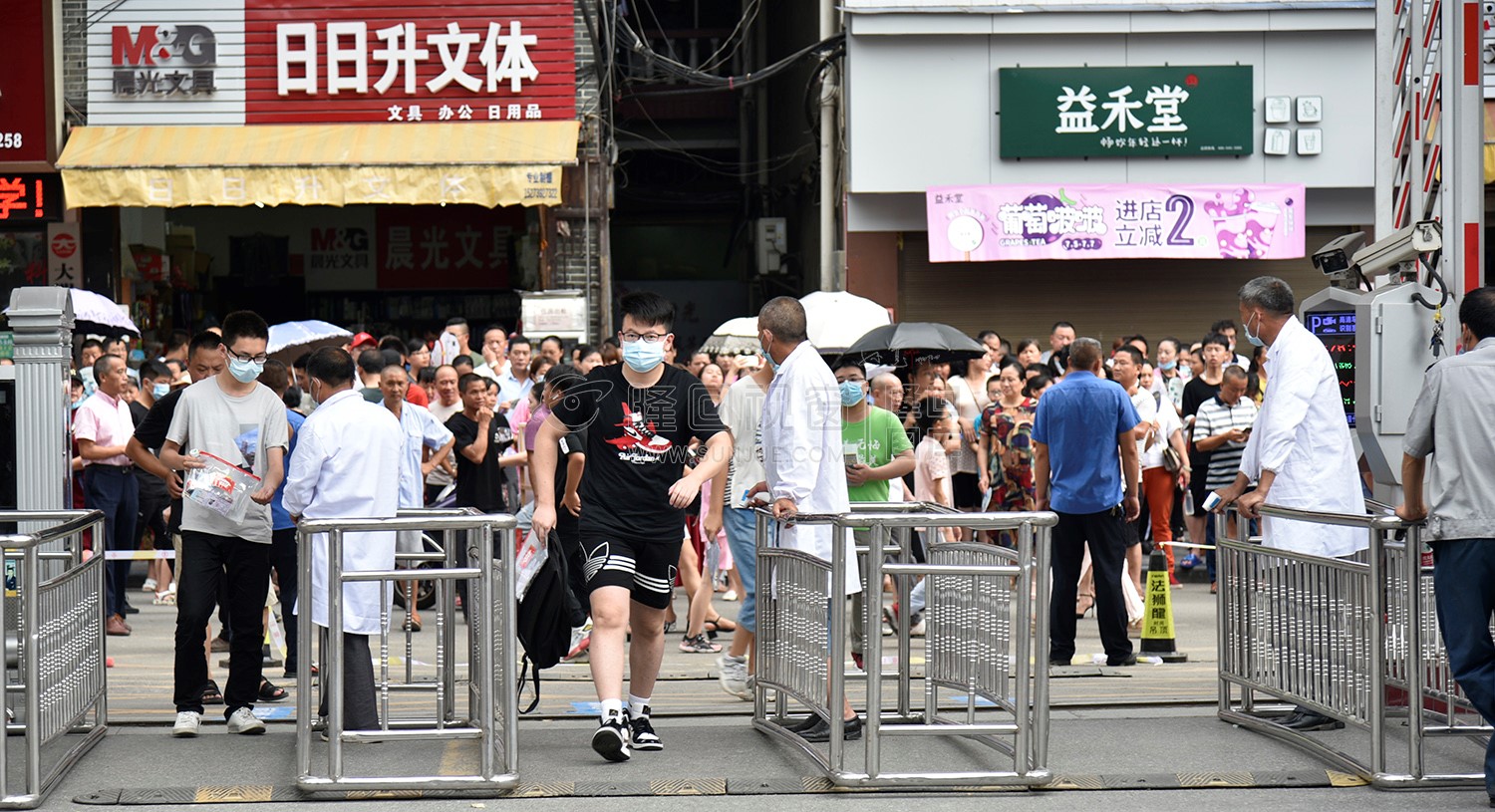 进入考场的学生