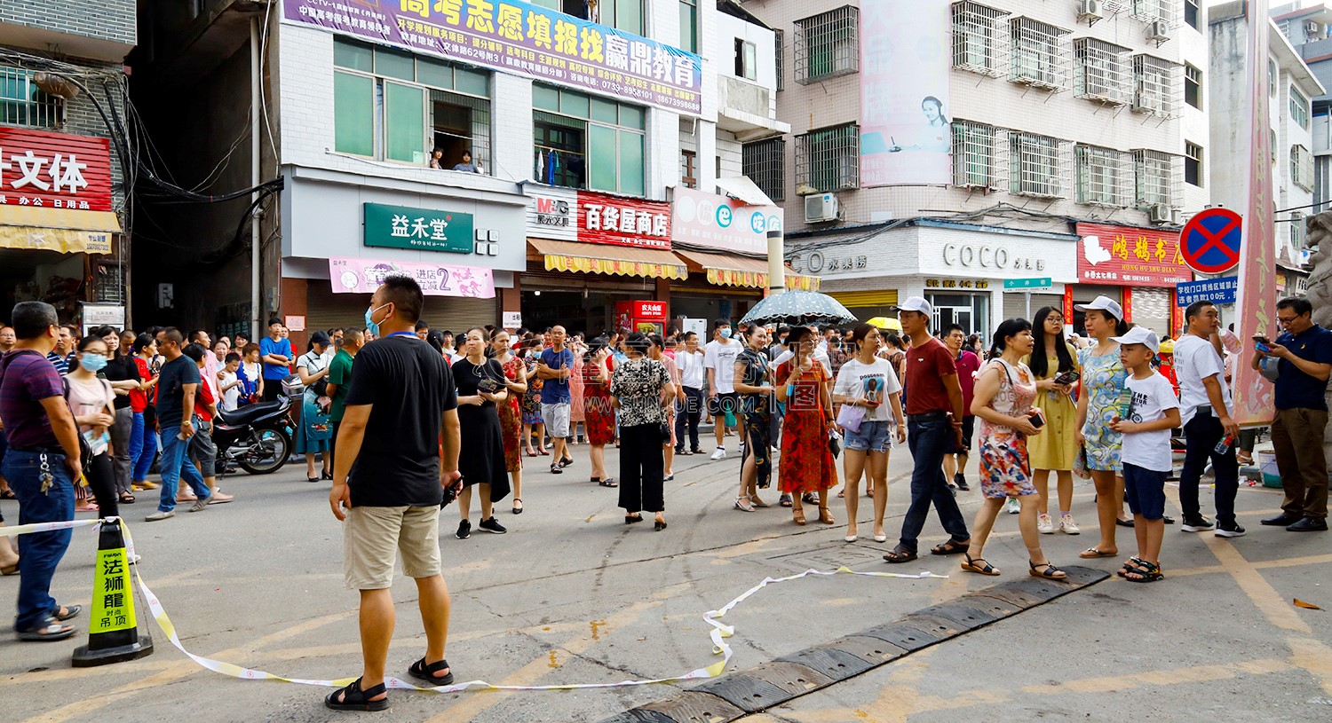 隆回一中考场等待的家长